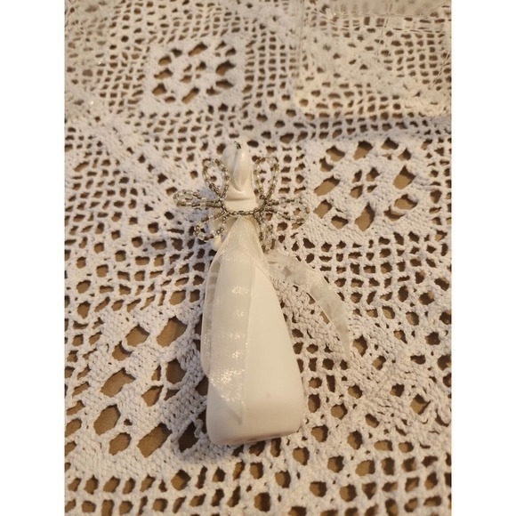 Hallmark Keepsake Holiday Angels Christmas Ornament Angel with Heart 200… - Picture 5 of 5